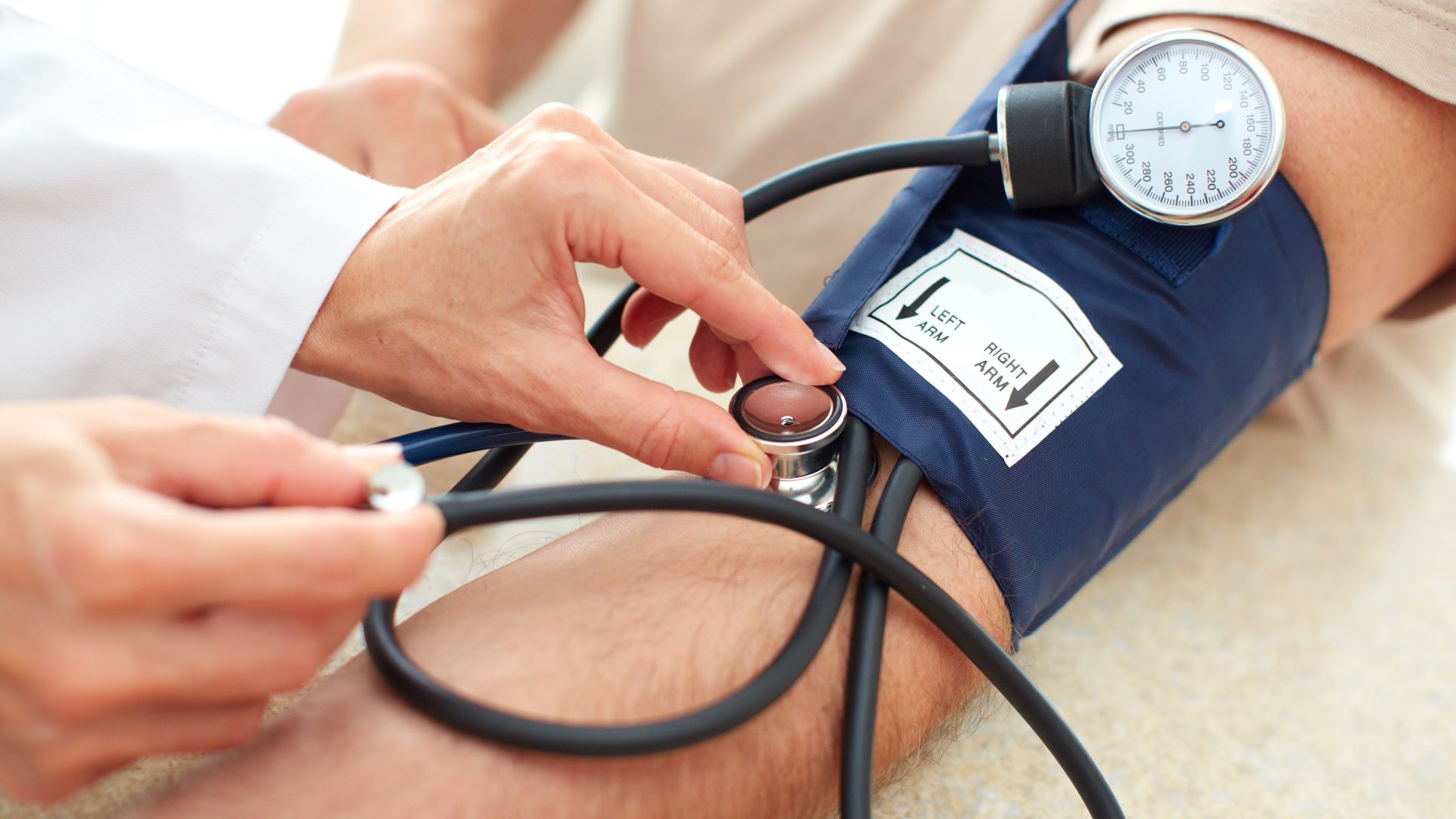 Những người thuộc nhóm đối tượng cao nguy cơ mắc các bệnh liên quan đến huyết áp cao hoặc thấp là ai?
